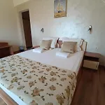семеен детелини מלון 2*