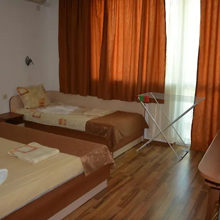 семеен детелини Отель